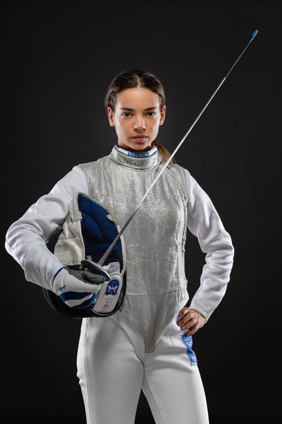 Nuori nainen miekkailija valkoinen miekkailu puku
 - Valokuva, kuva