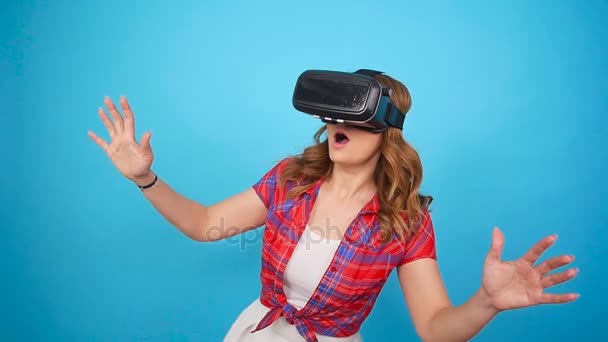 Mujer joven usando un auricular de realidad virtual - Metraje, vídeo