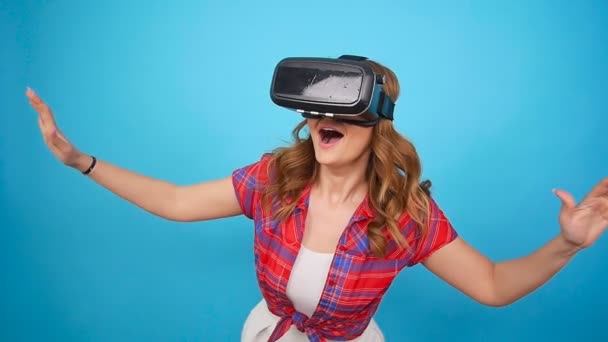 fiatal nő használ virtuális valóság headset - Felvétel, videó