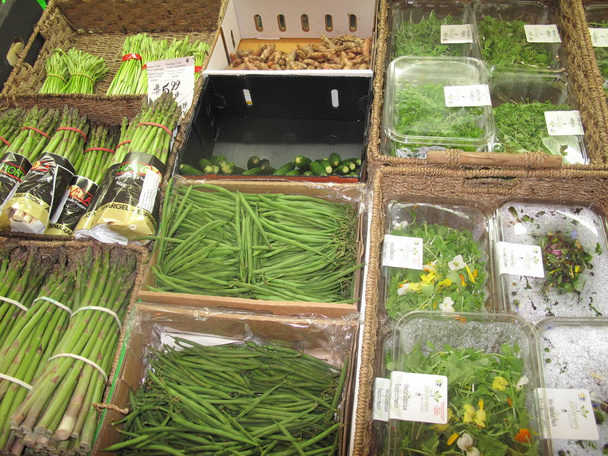 Bandejas de legumes verdes
 - Foto, Imagem