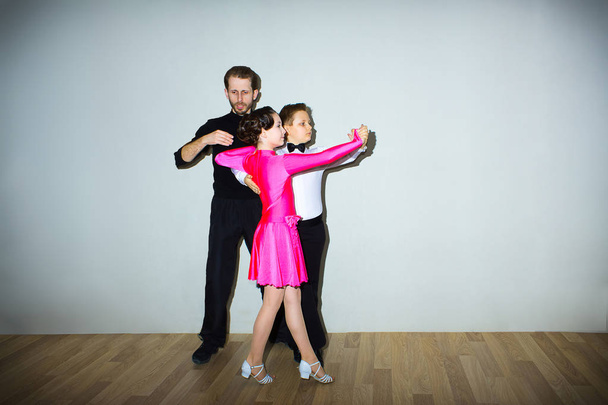 Młody chłopak i dziewczyna pozuje w dance studio - Zdjęcie, obraz