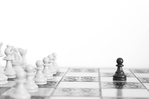 Ajedrez fotografiado en un tablero de ajedrez
 - Foto, imagen