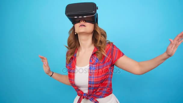 Młoda kobieta korzystająca z zestawu słuchawkowego wirtualnej rzeczywistości - Materiał filmowy, wideo