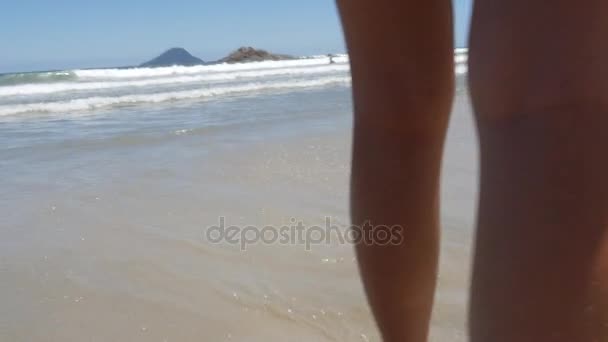 Frau geht am Strand spazieren - Filmmaterial, Video
