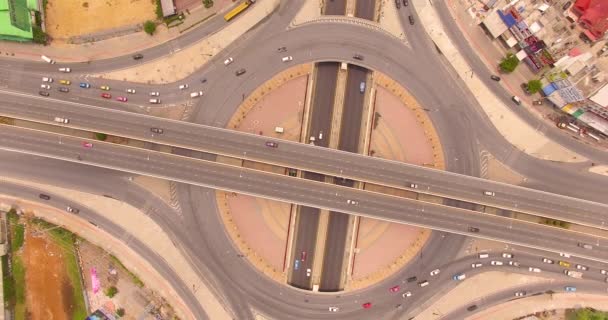 Αεροφωτογραφία πάνω του όμορφο δρόμο διασταύρωση - Πλάνα, βίντεο