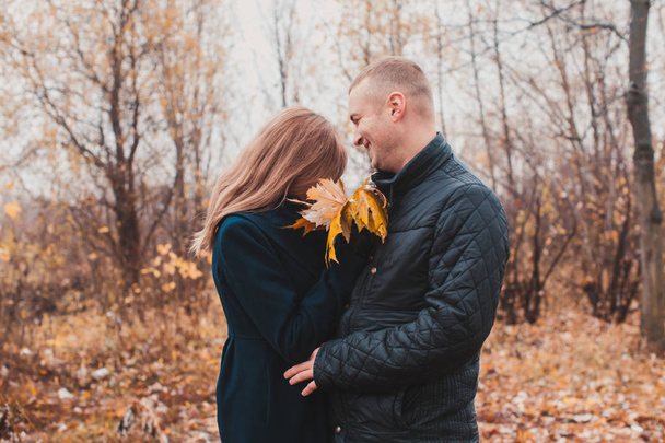 Happy couple in the autumn park - Foto, afbeelding