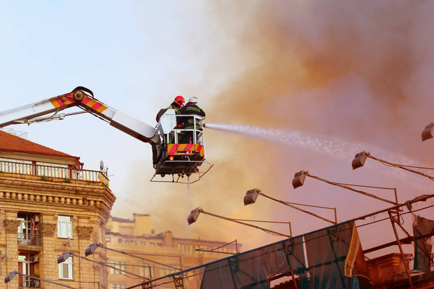 İtfaiyeciler extinguising yangın - Fotoğraf, Görsel