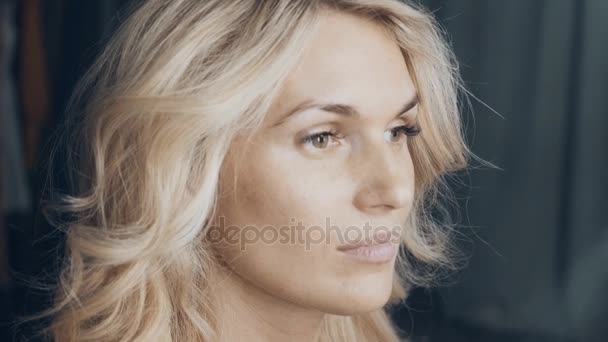 Retrato de close-up de bela jovem mulher loira europeia. Terminar processo de criação penteado, lentidão
 - Filmagem, Vídeo