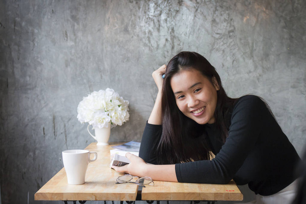 підліток-азіатки посміхаються в кав'ярні
 - Фото, зображення