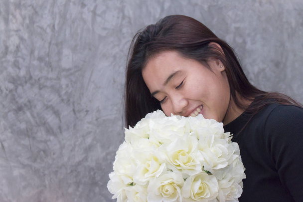 Cadeau de fleur blanche avec woomen asiatique
 - Photo, image