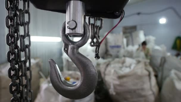 Βιομηχανικοί Ζυγοί σε ένα εργοστάσιο ανακύκλωσης - Πλάνα, βίντεο