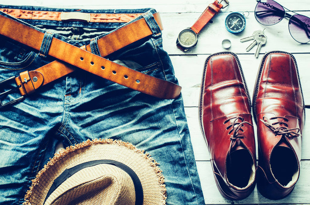 Ρούχα και αξεσουάρ για άνδρες σε ξύλινο πάτωμα - έννοια ΤΟΠΜΑΚ - Φωτογραφία, εικόνα