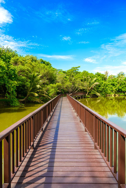 Passerelle de pont en bois dans le parc et botanique Sri Nakhon Khuean Khan
 - Photo, image