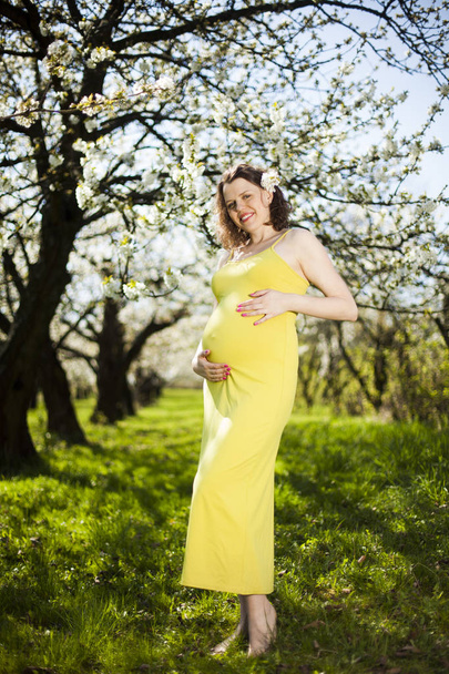 Beautiful pregnant woman  - Foto, afbeelding