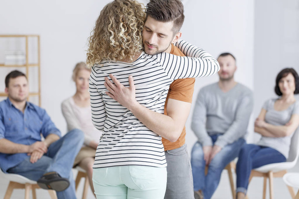 Hugging during support group - 写真・画像