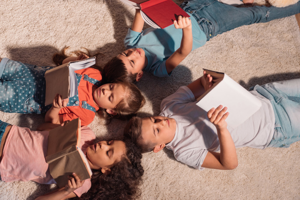 crianças multiétnicas leitura de livros
 - Foto, Imagem