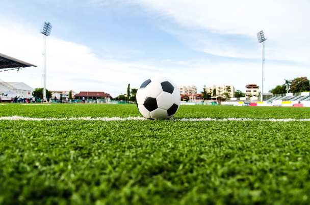 Pelota de fútbol en la hierba verde del campo de fútbol
. - Foto, imagen