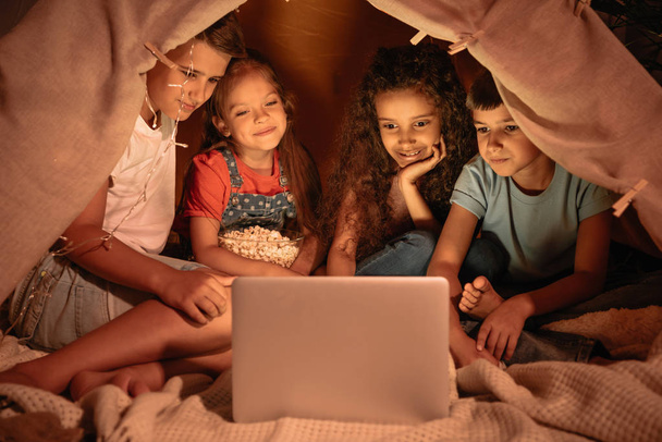 πολυπολιτισμική παιδιά παρακολουθώντας ταινία - Φωτογραφία, εικόνα