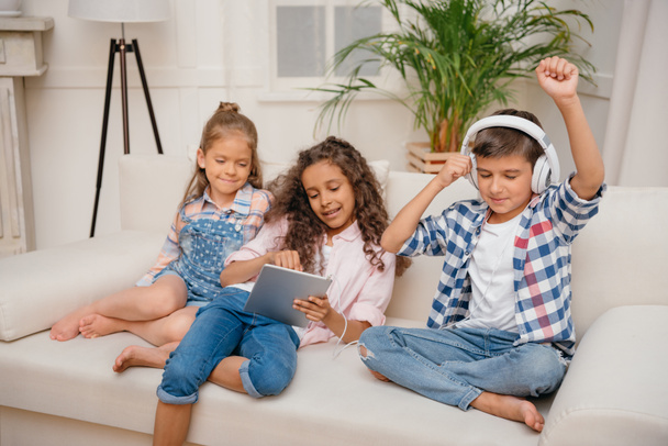 kids with digital devices at home - Foto, afbeelding