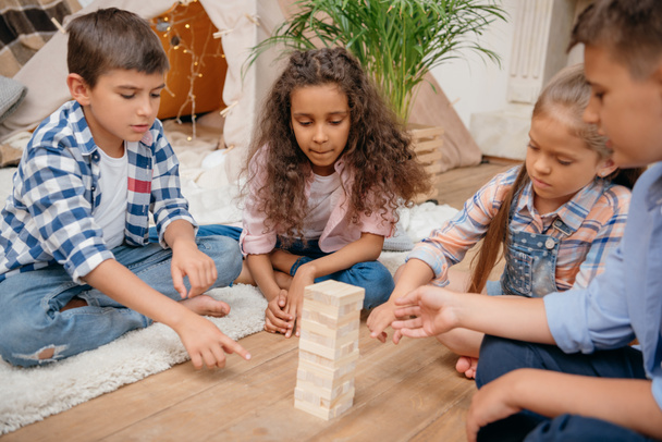 bambini che giocano blocchi di legno gioco
 - Foto, immagini