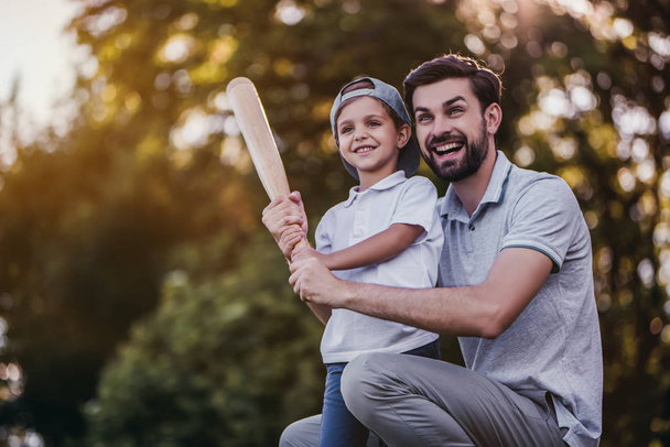 Dad with son playing baseball - Фото, зображення