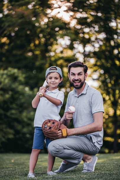 Dad with son playing baseball - Foto, afbeelding