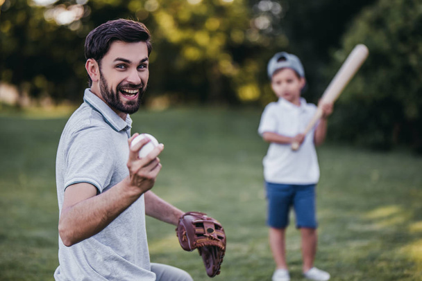 Dad with son playing baseball - Фото, изображение