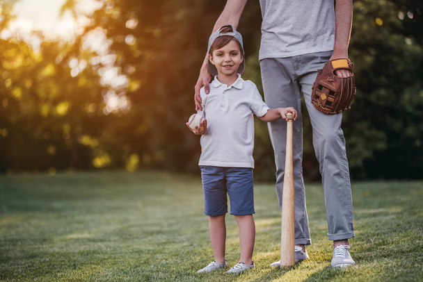 Baba oğluyla beyzbol oynayan - Fotoğraf, Görsel