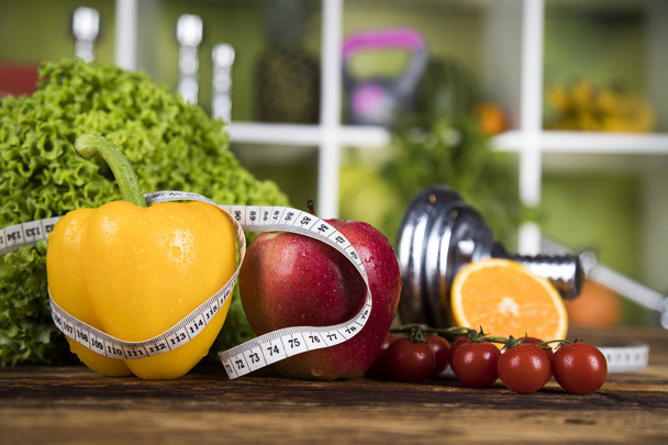 pesas y frutas frescas
 - Foto, imagen