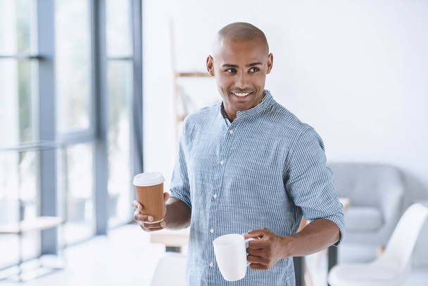 コーヒー カップを持つアフリカ系アメリカ人のビジネスマン - 写真・画像