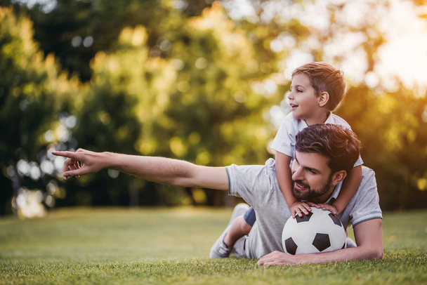 Dad with son playing football - 写真・画像