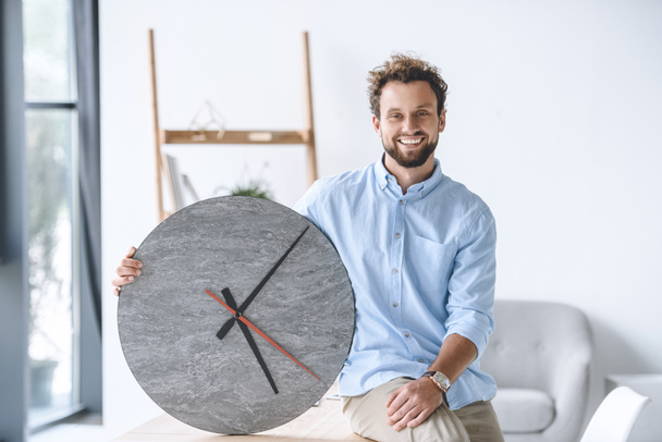 lachende zakenman met klok - Foto, afbeelding