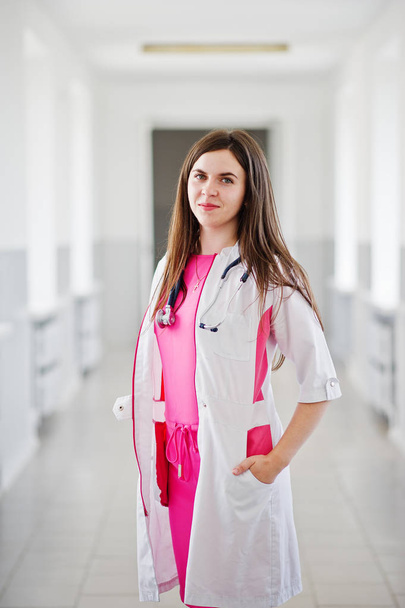 Portrait of a young attractive doctor in white coat with stethos - Foto, Bild