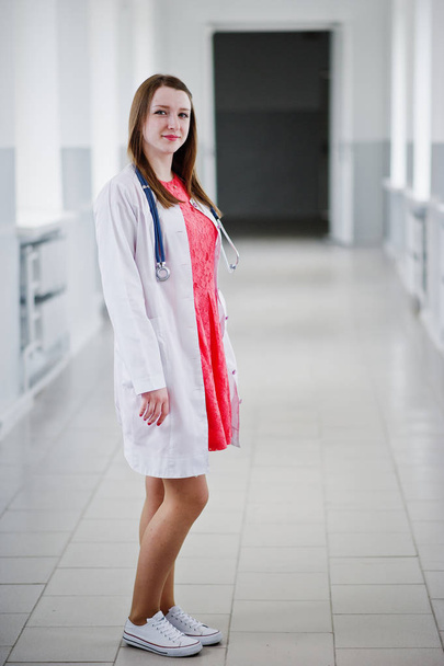 Portrait of a young attractive doctor in white coat with stethos - Foto, Imagem