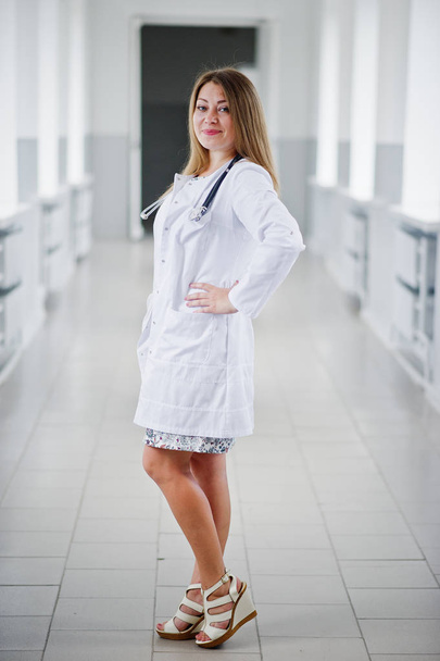 Portrait of a young attractive doctor in white coat with stethos - Foto, Imagen