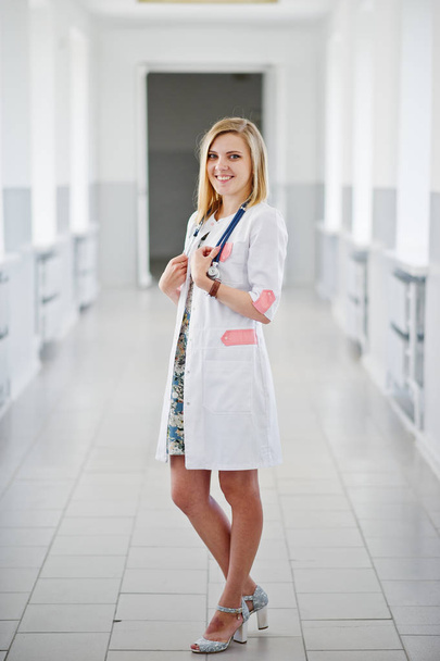 Portrait of a young attractive doctor in white coat with stethos - Foto, Imagem