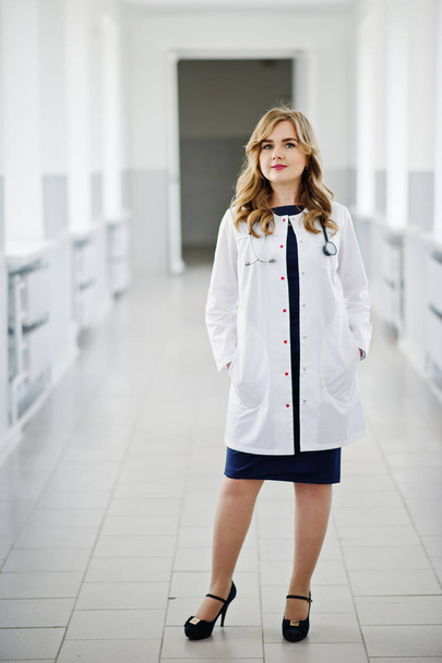 Portrait of a young attractive doctor in white coat with stethos - Foto, Bild