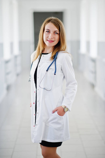 Portrait of a young attractive doctor in white coat with stethos - Foto, immagini
