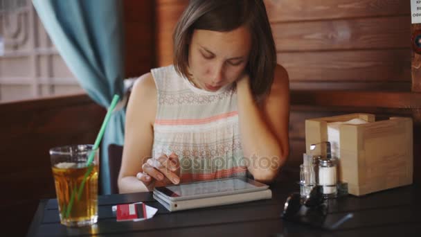 femme utilisant la tablette dans le café - Séquence, vidéo