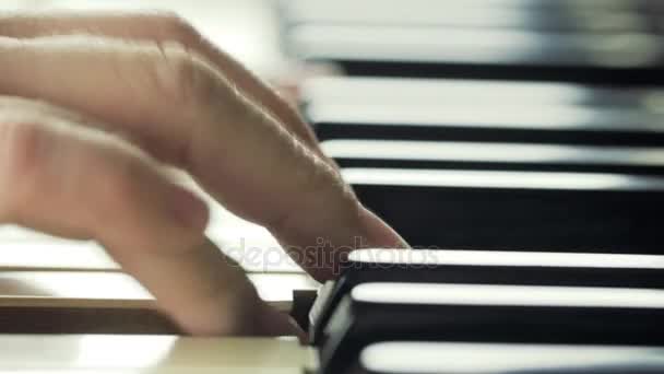 Dziewczyna gra na fortepianie zbliżenie 4k - Materiał filmowy, wideo