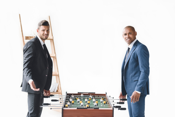 テーブルサッカーをするビジネスマン - 写真・画像