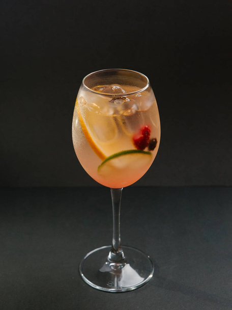 Cocktail alla vaniglia e rum bianco con lime
  - Foto, immagini