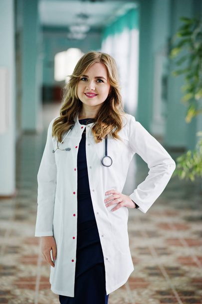 Portrait of a young attractive doctor in white coat with stethos - Φωτογραφία, εικόνα