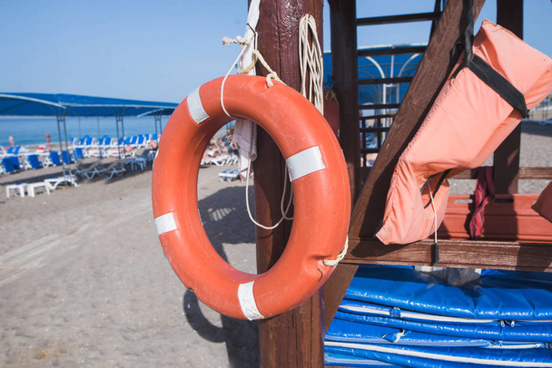 boya salvavidas naranja en la costa del mar
 - Foto, Imagen