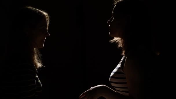 Twee meisjes vertoornd op elkaar. Woede, ruzie, geweld. Ongelukkig moeder en dochter of twee zussen, familie kwesties. - Video
