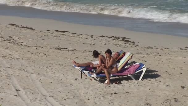 Vacationers on Varadero beach - Filmmaterial, Video