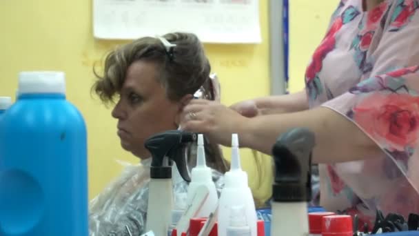 nainen kampaaja, hiukset stylisti värjätä hänen hiukset - Materiaali, video