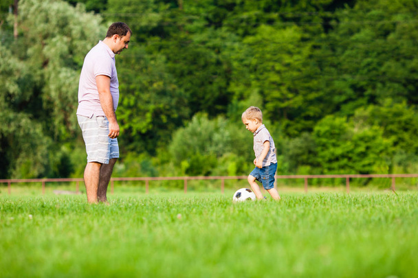 Isä ja poika pelaavat jalkapalloa - Valokuva, kuva