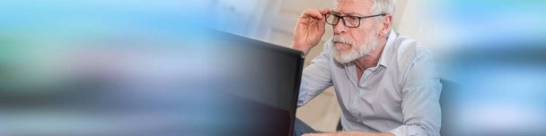 Сучасний зрілий чоловік працює на ноутбуці
 - Фото, зображення