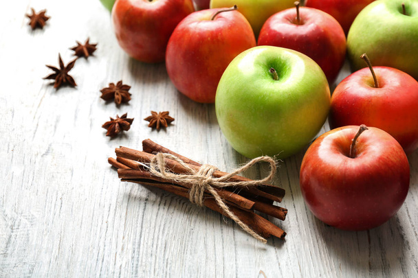 Apples with cinnamon sticks  - Zdjęcie, obraz